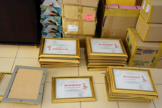 Giving Commendation Paper to those who made Lumbini Garden at Home